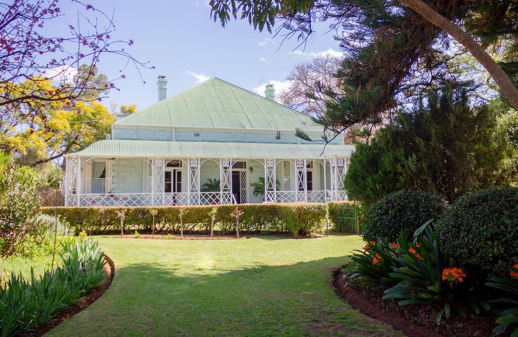 オーツホーン Adley House Bed & Breakfast エクステリア 写真