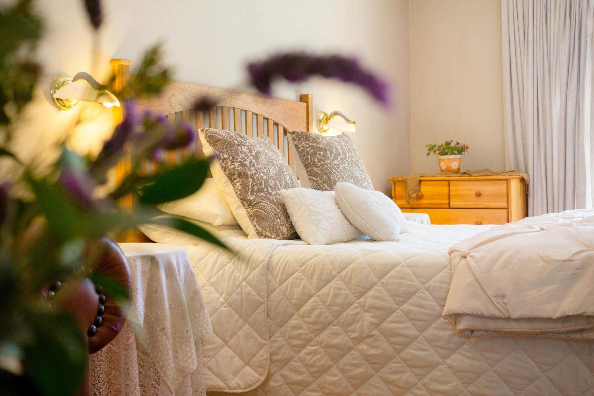オーツホーン Adley House Bed & Breakfast エクステリア 写真