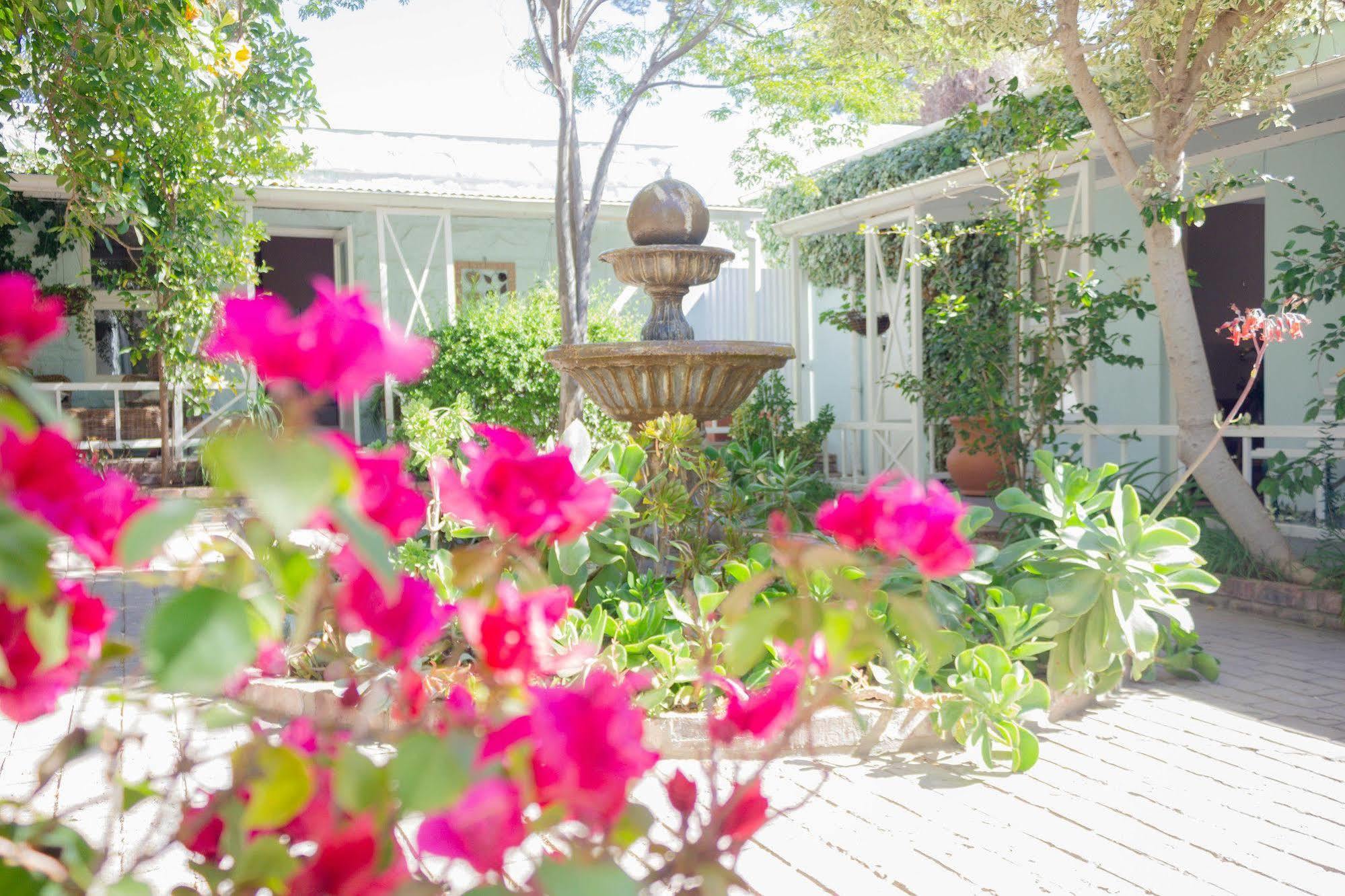 オーツホーン Adley House Bed & Breakfast エクステリア 写真